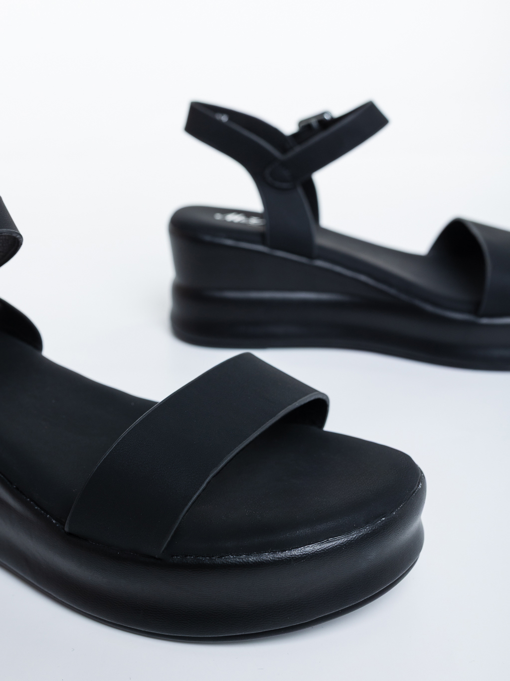 Sandale dama cu platforma negre din piele ecologica Kandria, 6 - Kalapod.net Sandale dama cu platforma negre din piele ecologica Kandria, 6 - Kalapod.net