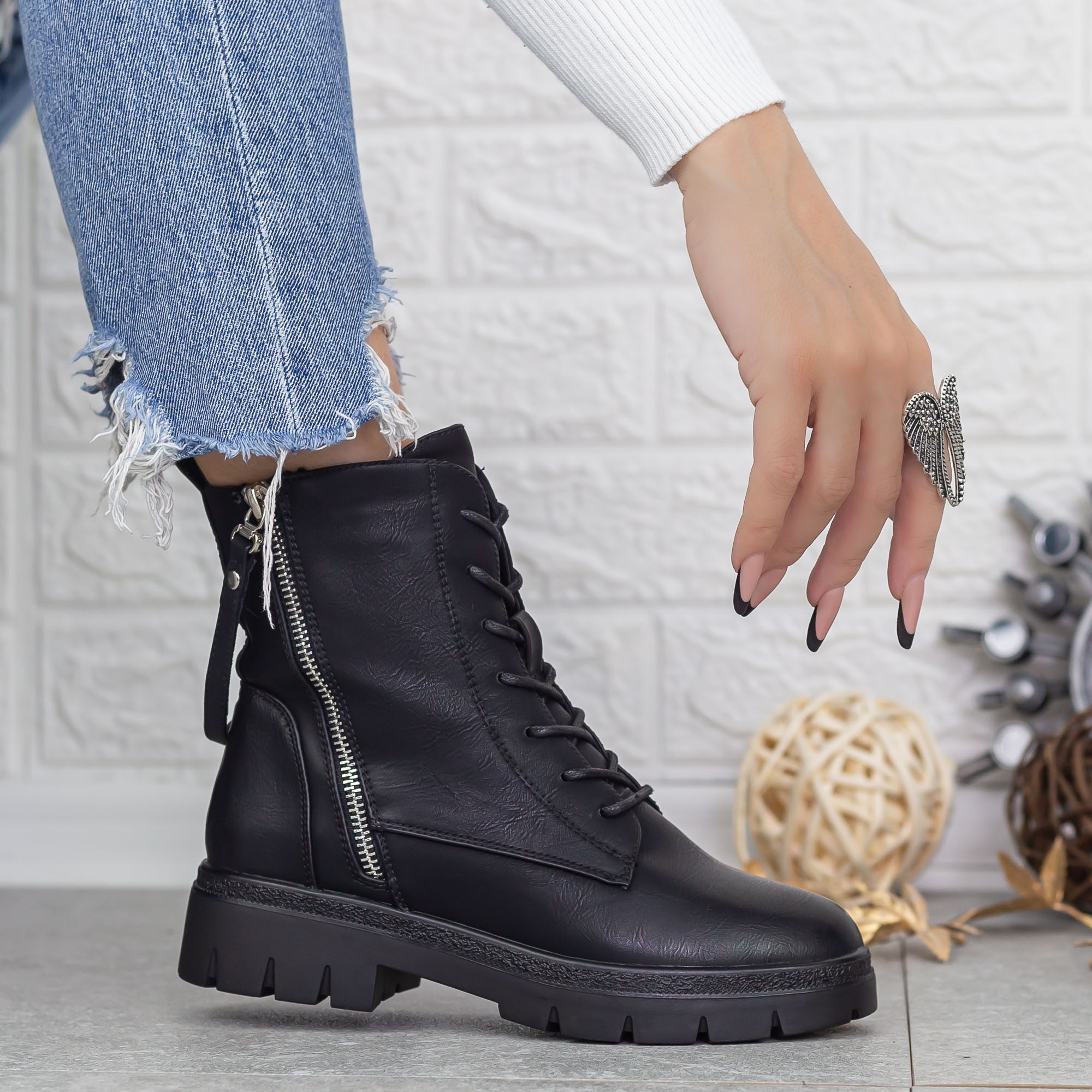 Ghete dama negre din piele ecologica Gisella, 3 - Kalapod.net Ghete dama negre din piele ecologica Gisella, 3 - Kalapod.net