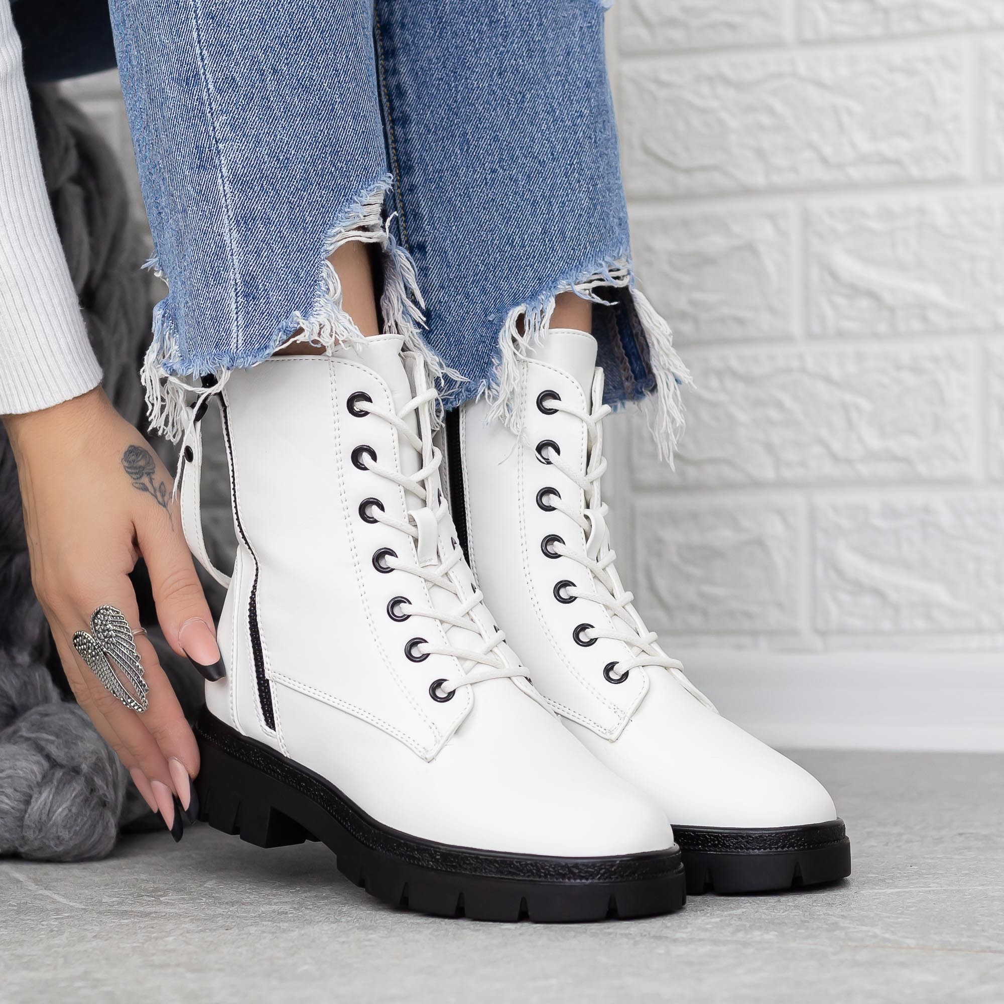 Ghete dama alb cu negru din piele ecologica Gisella - Kalapod.net Ghete dama alb cu negru din piele ecologica Gisella - Kalapod.net