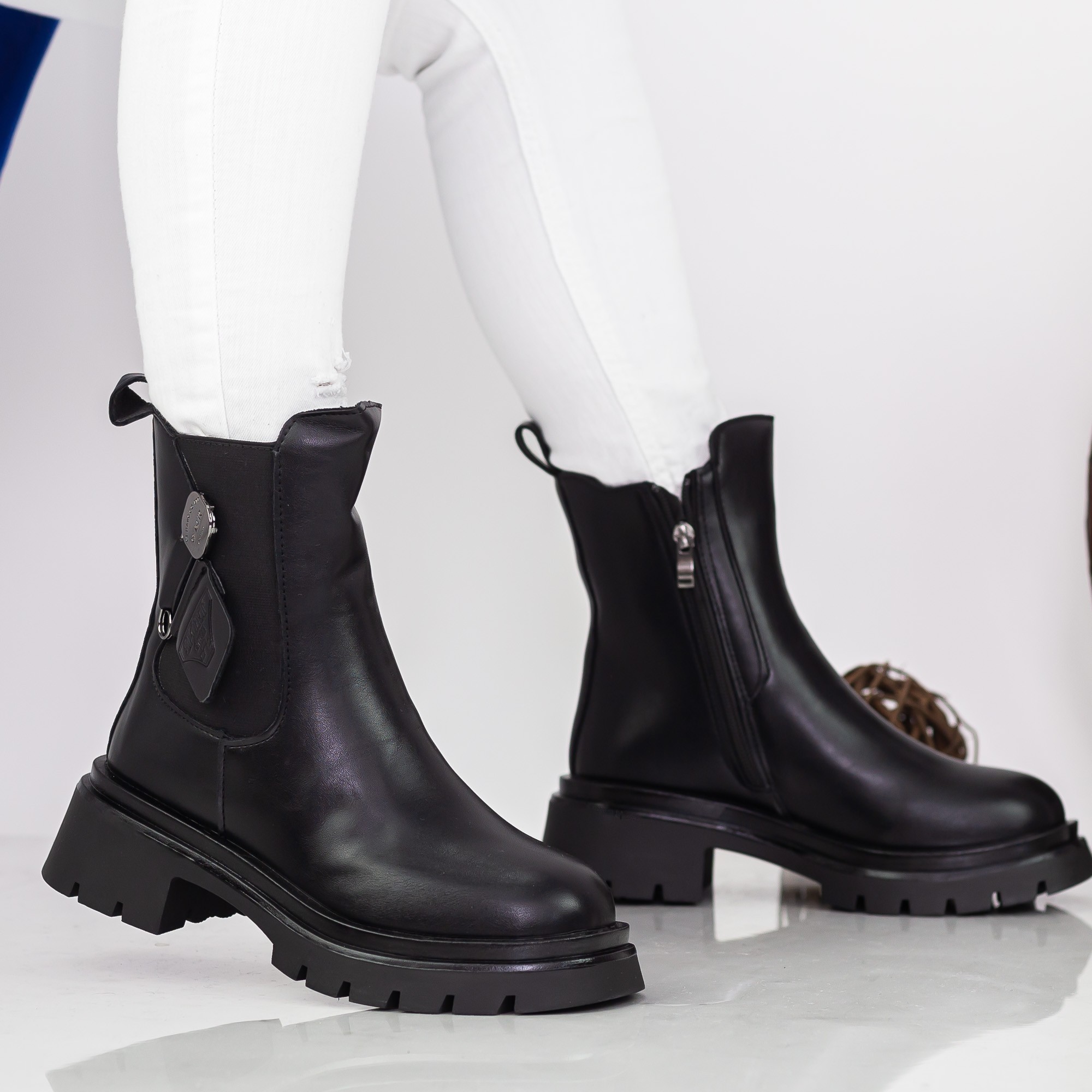 Ghete dama cu platforma negre din piele ecologica Hamiya - Kalapod.net Ghete dama cu platforma negre din piele ecologica Hamiya - Kalapod.net