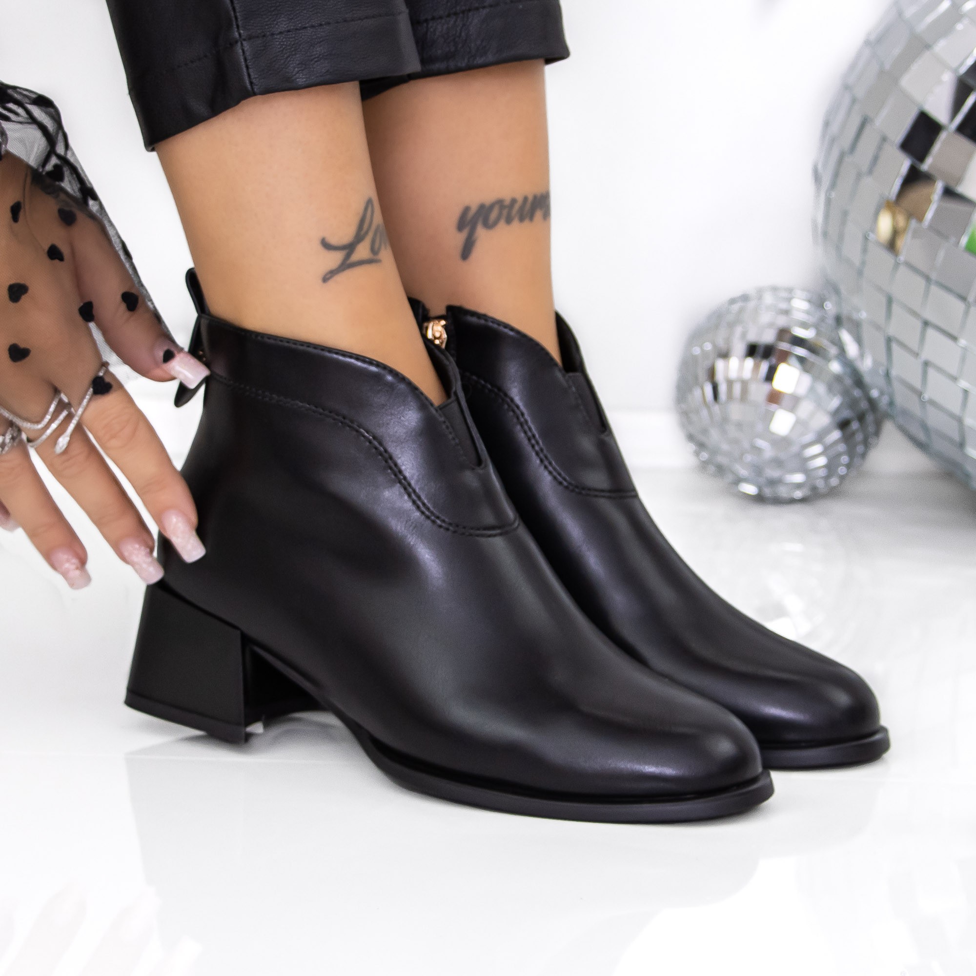 Botine dama cu toc negre din piele ecologica Navira - Kalapod.net Botine dama cu toc negre din piele ecologica Navira - Kalapod.net