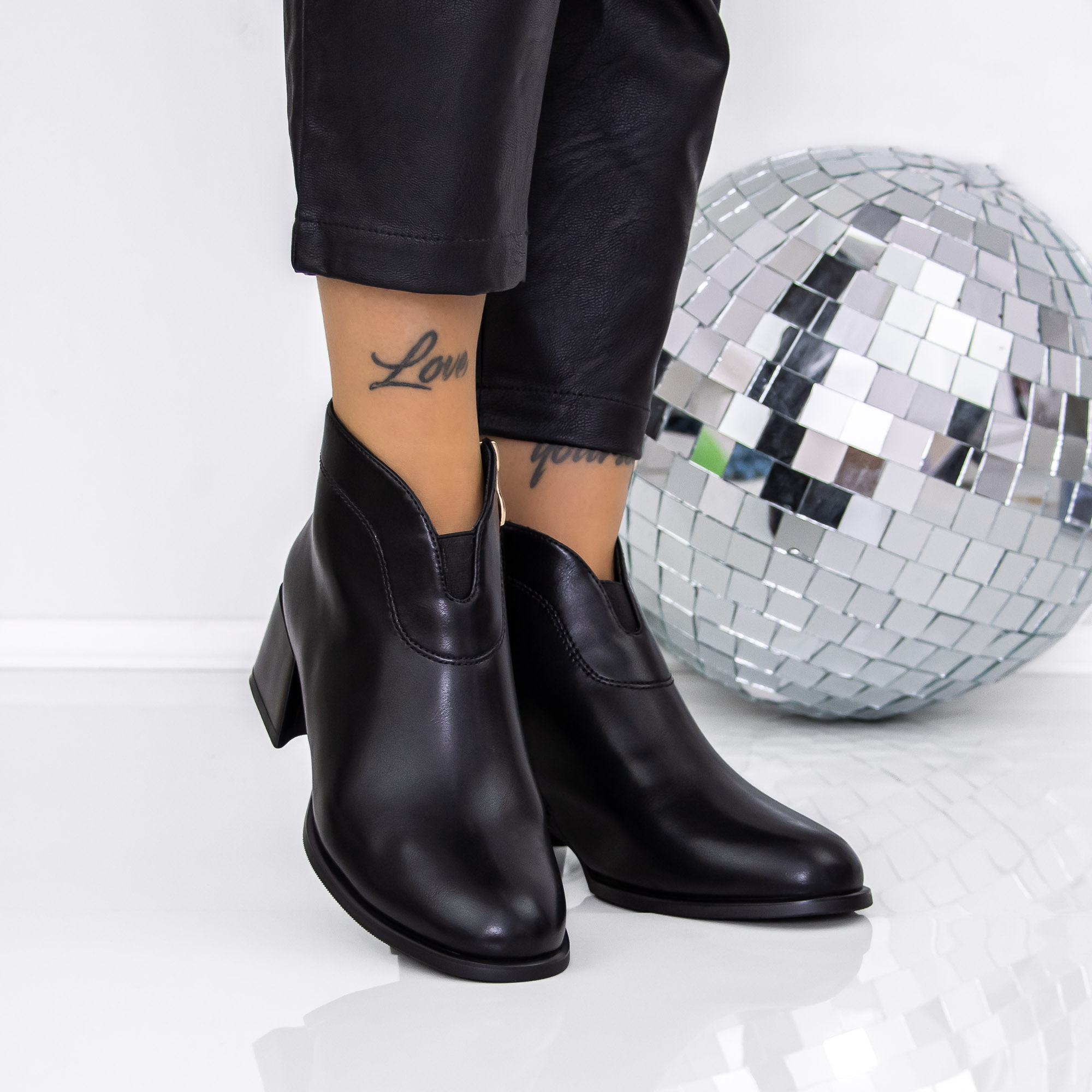 Botine dama cu toc negre din piele ecologica Navira, 3 - Kalapod.net Botine dama cu toc negre din piele ecologica Navira, 3 - Kalapod.net