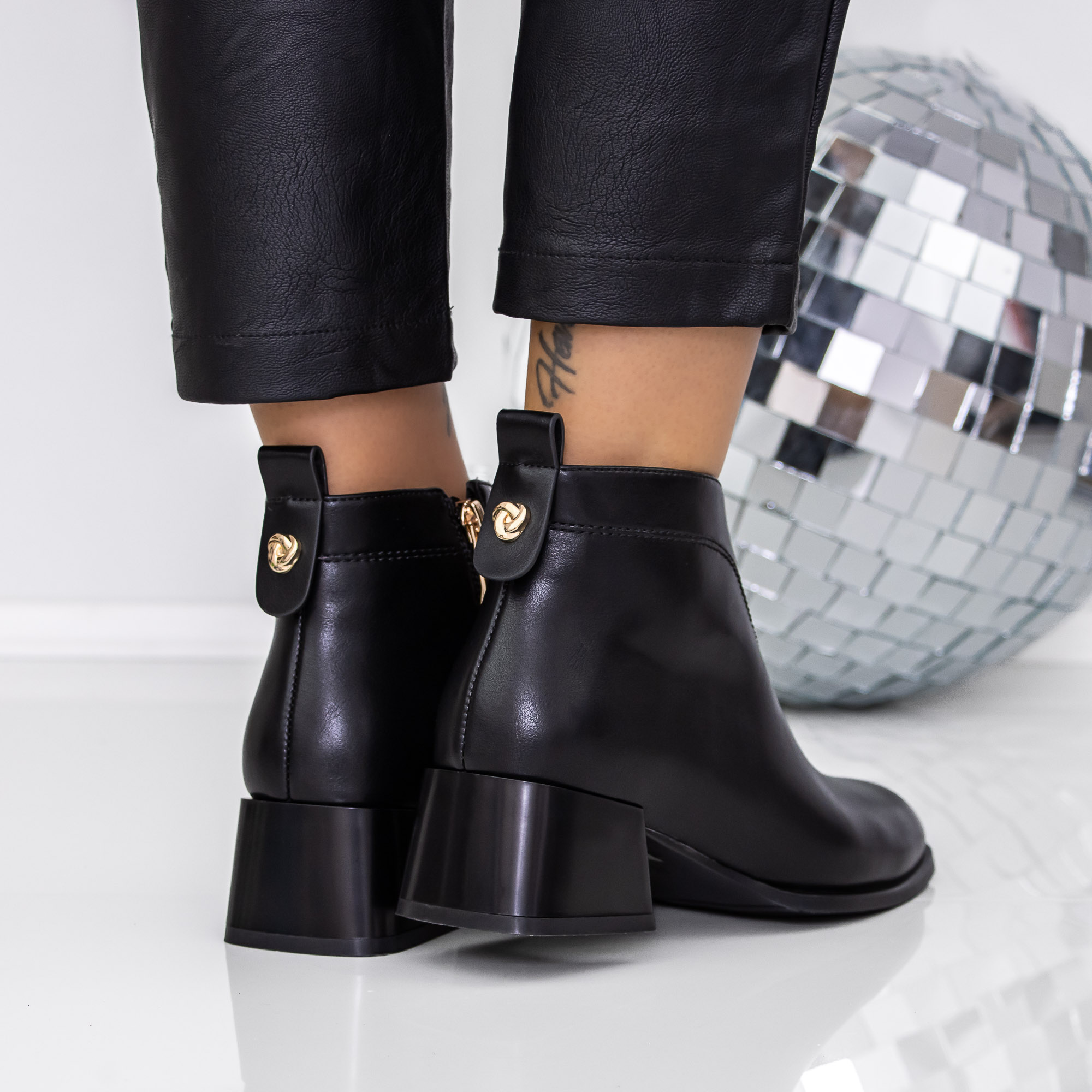 Botine dama cu toc negre din piele ecologica Navira, 4 - Kalapod.net Botine dama cu toc negre din piele ecologica Navira, 4 - Kalapod.net