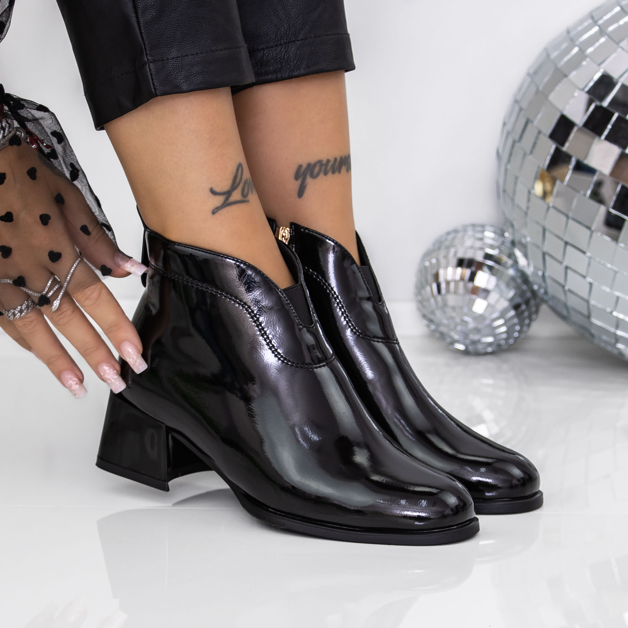 Botine dama cu toc negre din piele ecologica lacuita Navira - Kalapod.net Botine dama cu toc negre din piele ecologica lacuita Navira - Kalapod.net