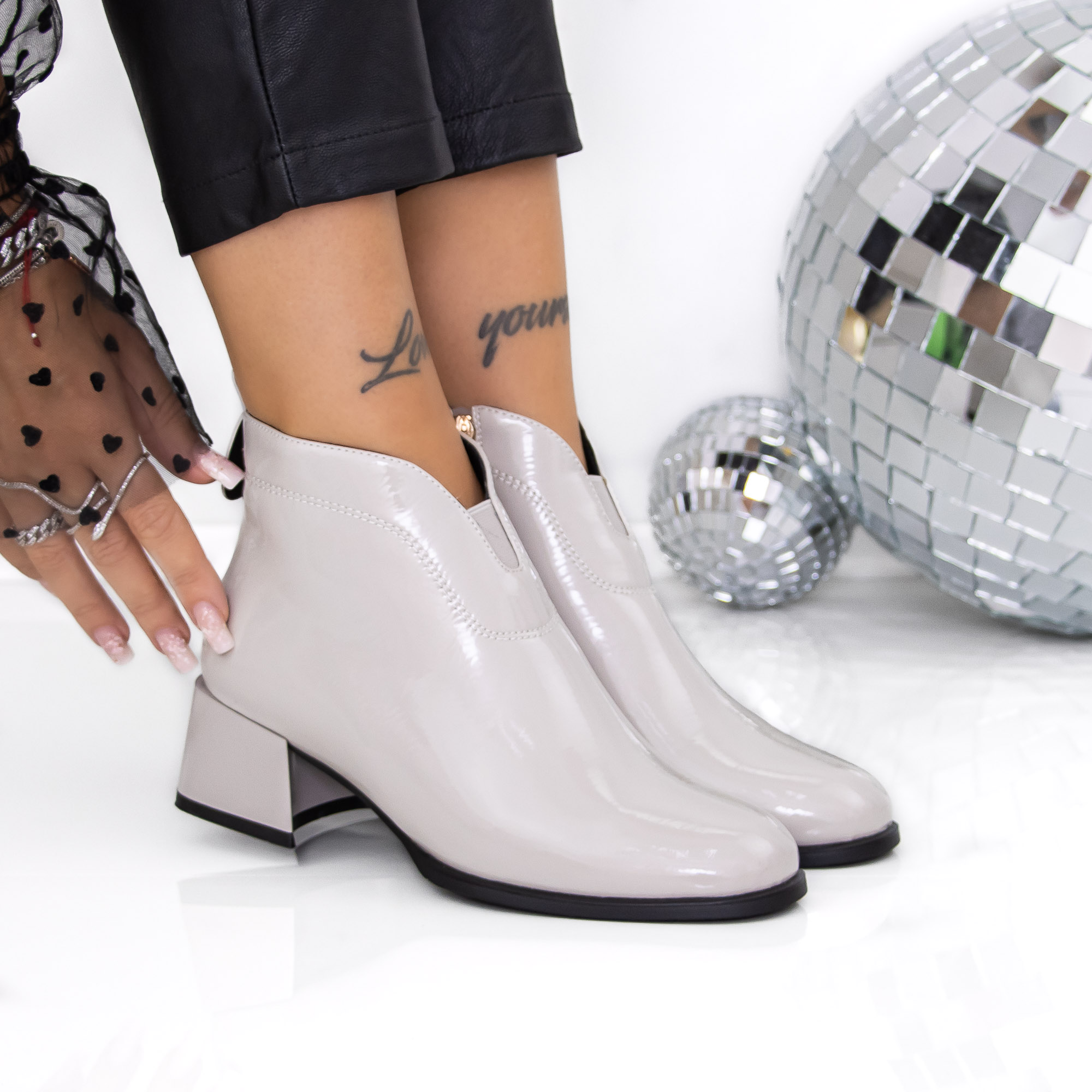 Botine dama cu toc gri din piele ecologica Navira - Kalapod.net Botine dama cu toc gri din piele ecologica Navira - Kalapod.net