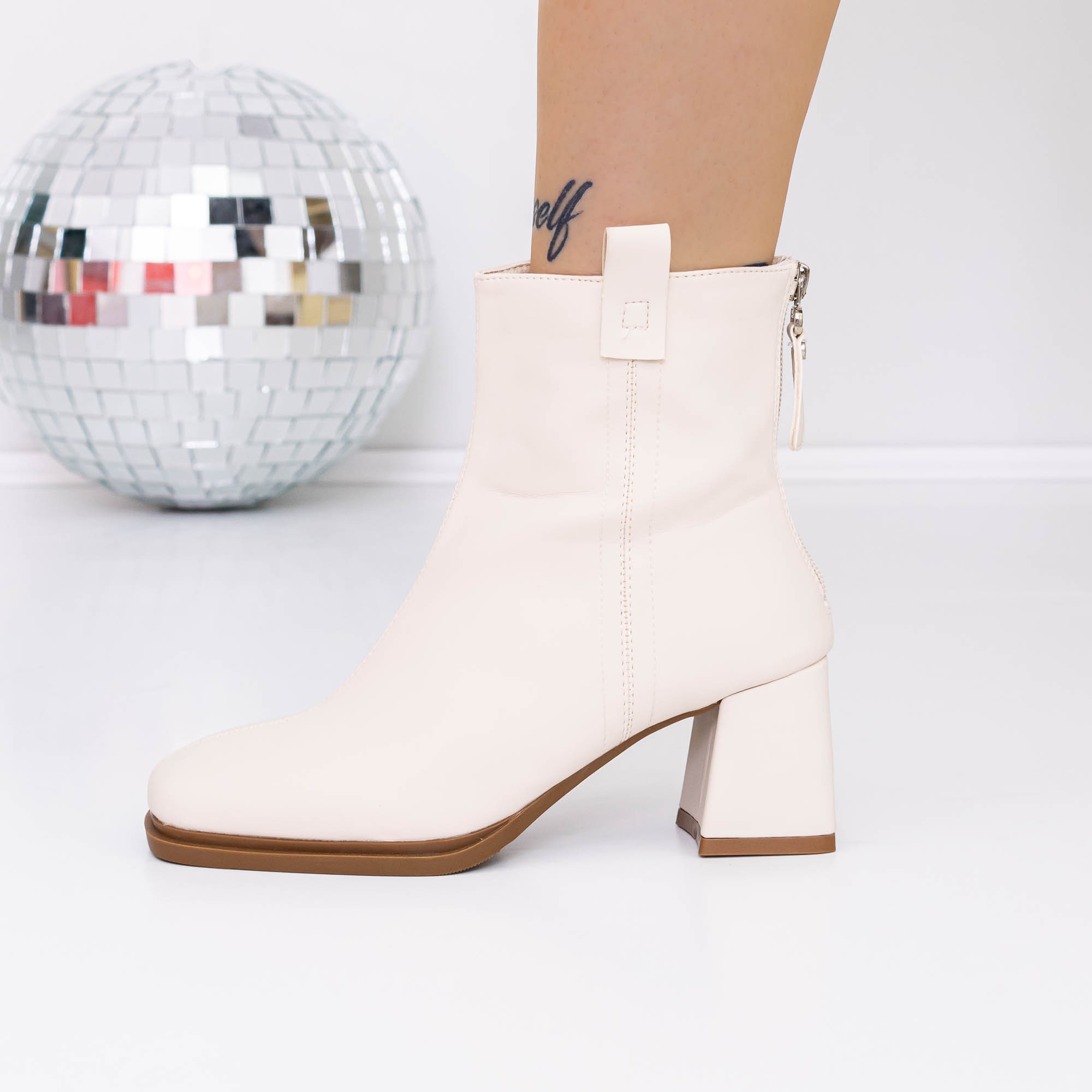 Botine dama cu toc bej din piele ecologica Alaza, 3 - Kalapod.net Botine dama cu toc bej din piele ecologica Alaza, 3 - Kalapod.net